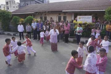 Children supported by the educational NGO Heka Leka perform a dance for the NZ Embassy delegation.