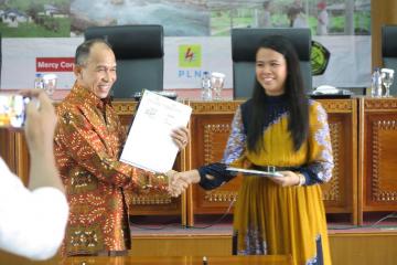 MoU signed by the Maluku Governor and Chair of Mercy Corps.