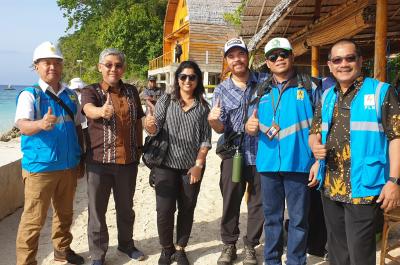 Delegasi dari PLN, BAPPENAS, New Zealand Embassy dan NZMATES menyambangi pantai Pulau Tiga.